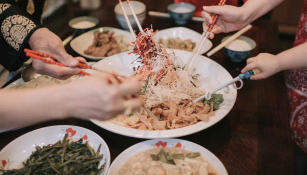 Una familia compartiendo una comida típica de China.