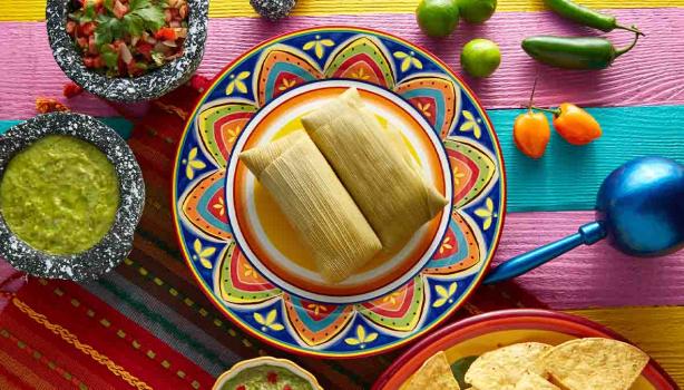 Humitas sobre una mesa, un plato común en los libros de cocina de América Latina.