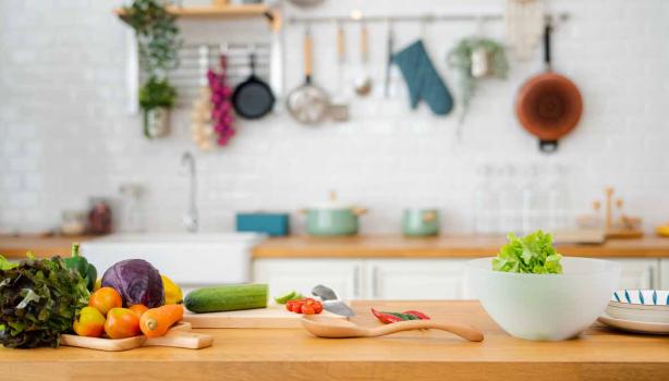 Cocina con ingredientes y utensilios contaminación cruzada 