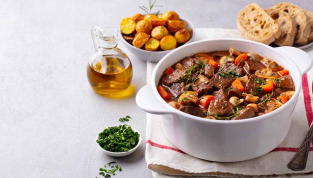 Estofado de carne y verduras, un almuerzo casero que puede variar en su receta.