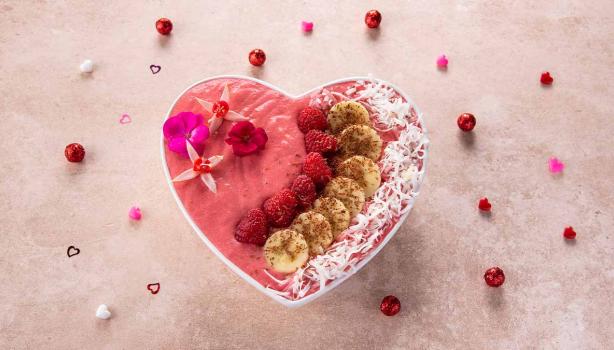 Bowl de granola con forma de corazón, desayuno para enamorar en San Valentín 