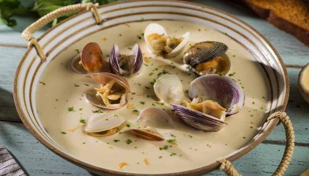 Plato con almejas y acompañamientos