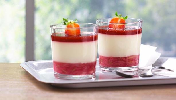 Panna cotta con plato y cubiertos 