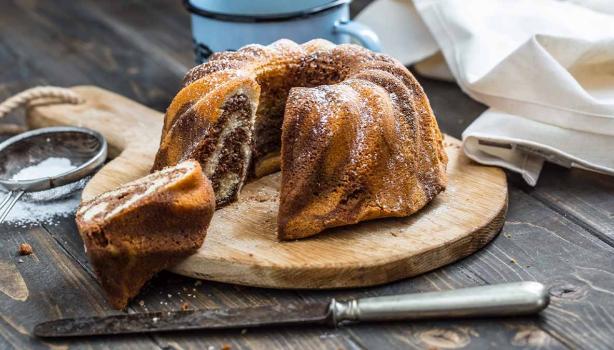 Pastel estilo Bundt cake marmolado decorado con azúcar glas
