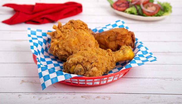 Canasta con piezas de pollo para celebrar día del pollo frito 