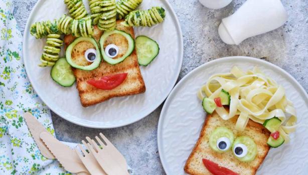 Sándwich decorado con pasta y verdura, comida para fiesta infantil