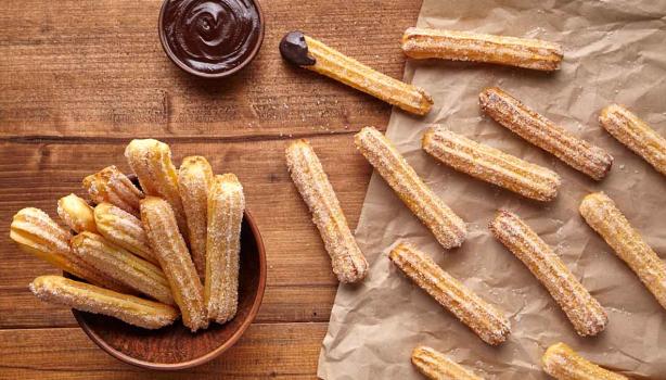  Churros con azúcar y chocolate, postre en freidora de aire