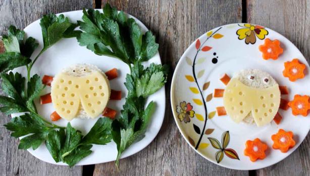 Queso y pan preparados con cortador de alimentos.  