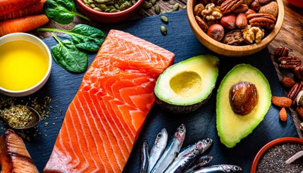 Aceite, salmón, aguacate, entre otras fuentes alimenticias de los diversos tipos de grasas