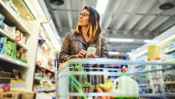 Una mujer comprando comida siguiendo su plan de alimentación