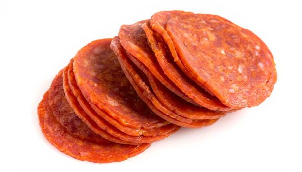 Salami o pepperoni en rodajas, uno de los embutidos más famosos en el mundo