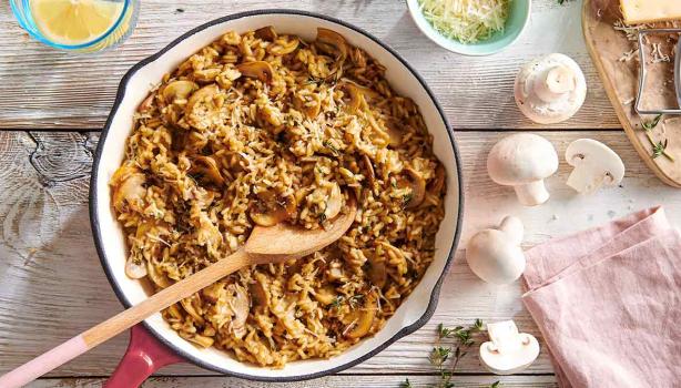 Arroz con champiñones en plano cenital en una vasija blanca, uno de los tipos de arroz