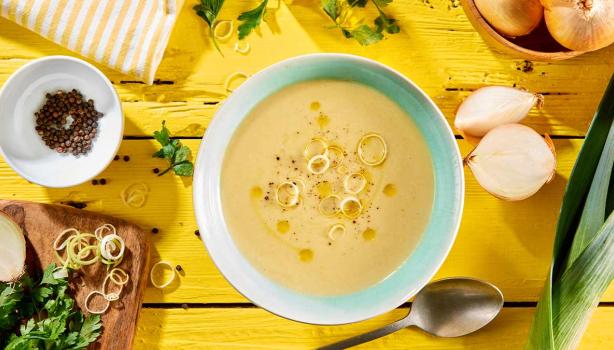 Plato de receta de sopa de papa con puerro