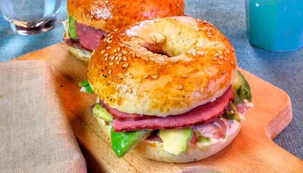 Receta de bagel de pastrami