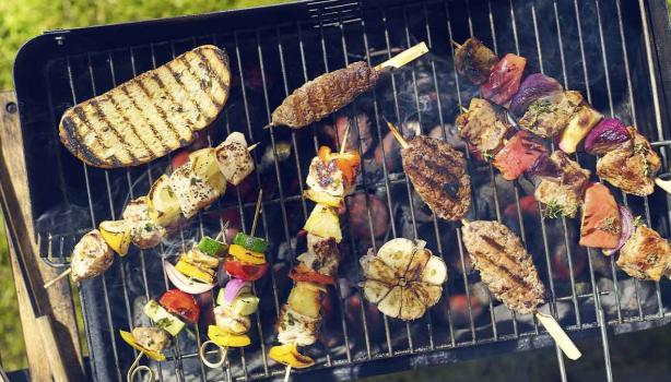 Parrilla con vegetales y brochetas de kebabs