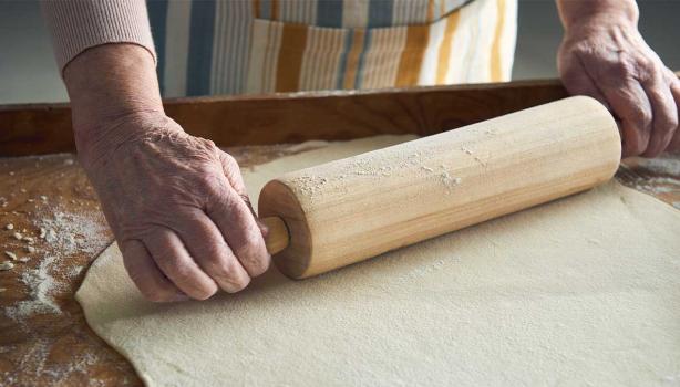 Cómo Usar El Rodillo De Cocina Correctamente 2 persona estirando masa como usar rodillo cocina
