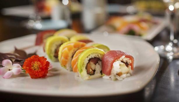 Diferentes tipos de rollos para celebrar el Día Internacional del Sushi, acompañados de flores comestibles