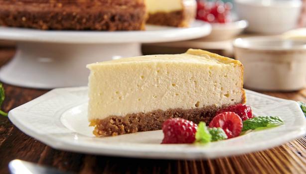 Cheesecake neoyorquino con frambuesas para celebrar su Día Internacional.