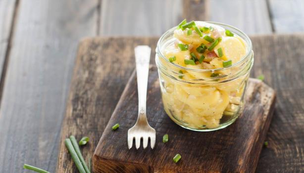 Ensalada de papa en vaso con cebollino y salsa blanca