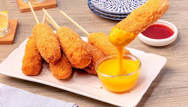 Siete corn dog y dos dips de salsas