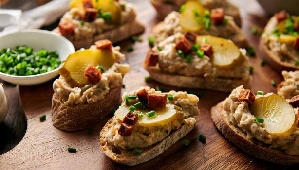 Montaditos de pan crujiente con pepinillos y chorizo