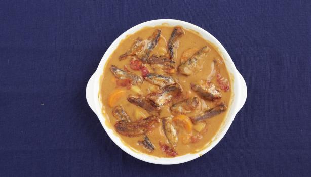 Platillo hondo de anchoas y boquerones en salsa.
