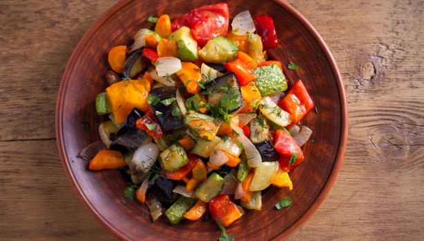 Platillo fresco de caponata en toma cenital