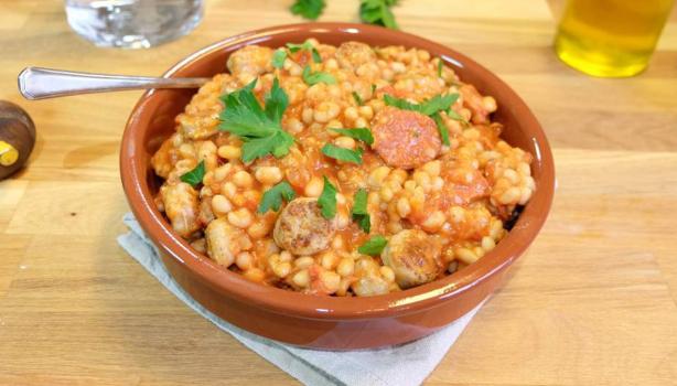 Cassoulet tradicional servido en cazuela de barro con fréjol y salchicha