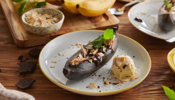 Plátano al horno entero y con cáscara, almendras y acompañado de helado, versión del dulce de plátano