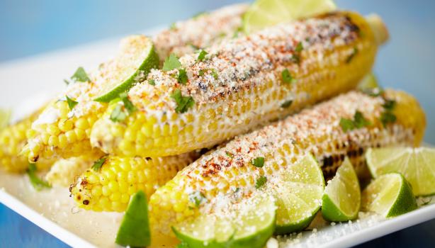 Elotes con mantequilla y limón, sus granos se utilizan para la mazamorra.