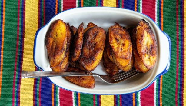 Plátano maduros fritos servidos en un plato