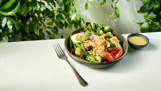Ensalada balanceada para cenar estilo nicoise con huevo, tomate y atún
