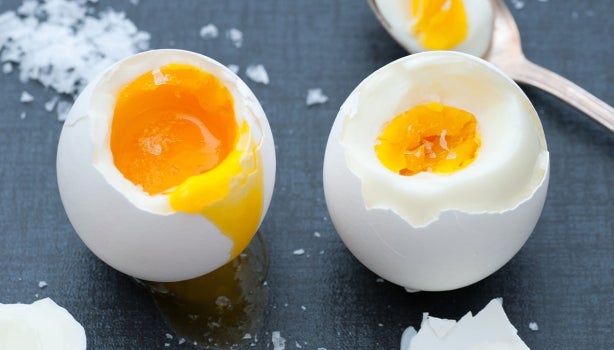 Dos huevos cocidos a diferente término de cocción.