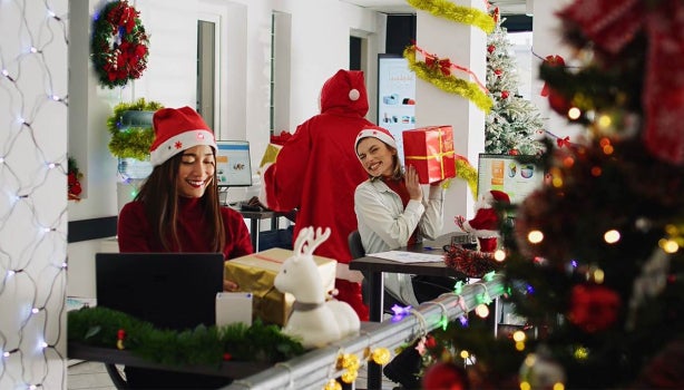 Compañeros disfrutando de una fiesta de navidad en la oficina.