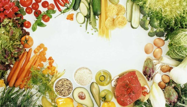 Varios ingredientes que se deben conservar según el almacenamiento de alimentos.