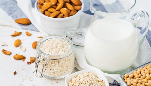 Tazón de avena con rodajas de plátano, arándanos y nueces, una mezcla de alimentos con calcio común en desayunos