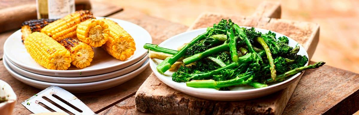 Choclos y espárragos sobre una mesa de madera en una parrillada vegetariana
