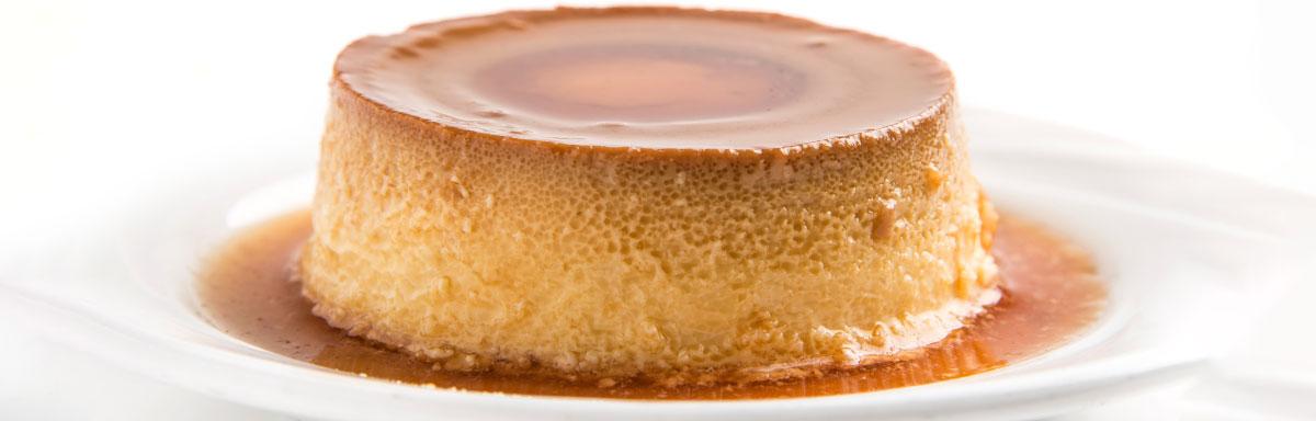 Plato con Flan casero cubierto de caramelo 
