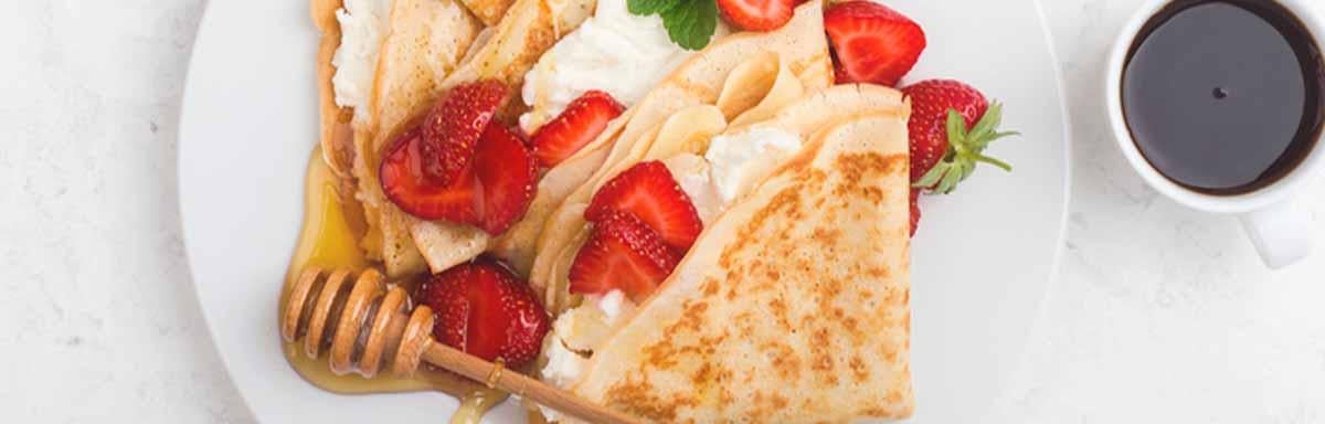 Desayuno crepe con fresas y miel