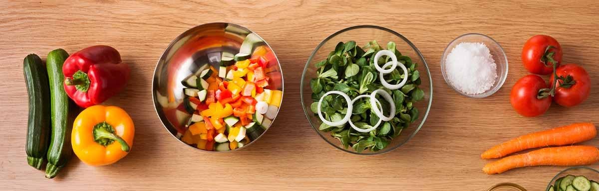 Varios ingredientes para armar una ensalada saludable