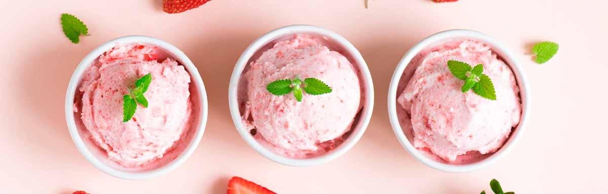 Vaso con helado de frutilla