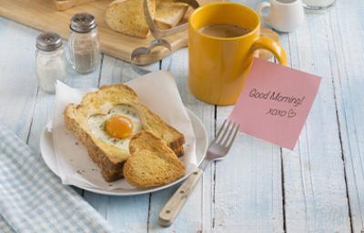 Mesa con diferentes preparaciones de desayuno Mesa con diferentes preparaciones de desayuno