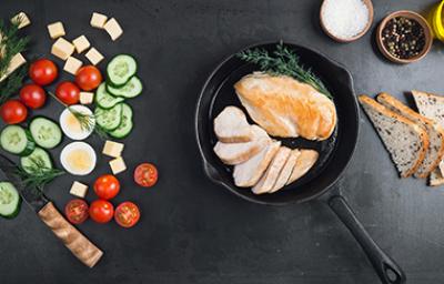 Mesa con variedad de vegetales Alimentación saludable - Menú semanal de almuerzos ecuatorianos