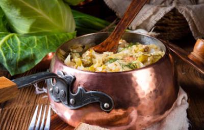 Olla con sopa y cuchara de palo