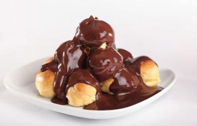 Profiteroles con salsa casera de chocolate Profiteroles con salsa casera de chocolate