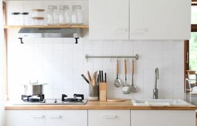 Cocina organizada con porta utensilios