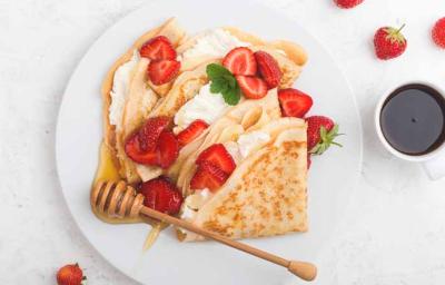 Desayuno crepe con fresas y miel