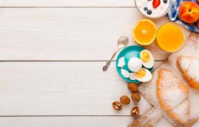 Desayuno continental con fruta, huevo y pan