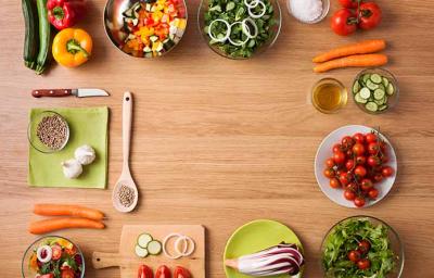 Varios ingredientes para armar una ensalada saludable Varios ingredientes para armar una ensalada saludable