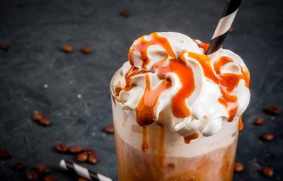 Frapuccino de caramelo con crema batida Frapuccino de caramelo con crema batida